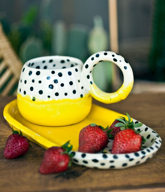 kubki Zestaw kubek żółty w kropki z talerzem