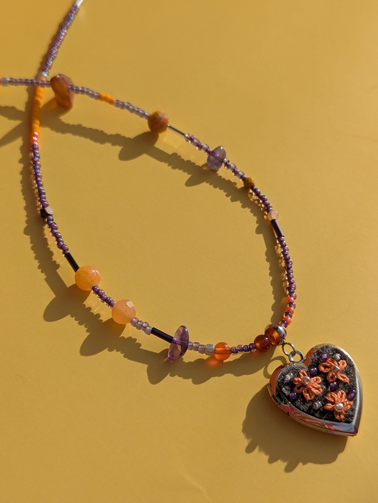 naszyjniki - inne Ręcznie haftowany otwieranywisiorek, naszyjnik z kamieniami naturalnymi