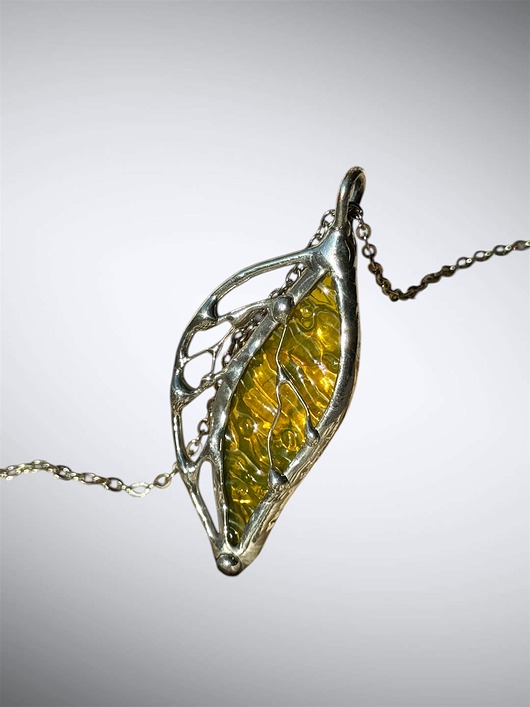 wisiory Szklany wisiorek na łańcuszku Naszyjnik Witraż  Listek Żółty