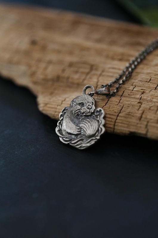 wisiory Wisior wydra z muszelką ze srebra próby 925