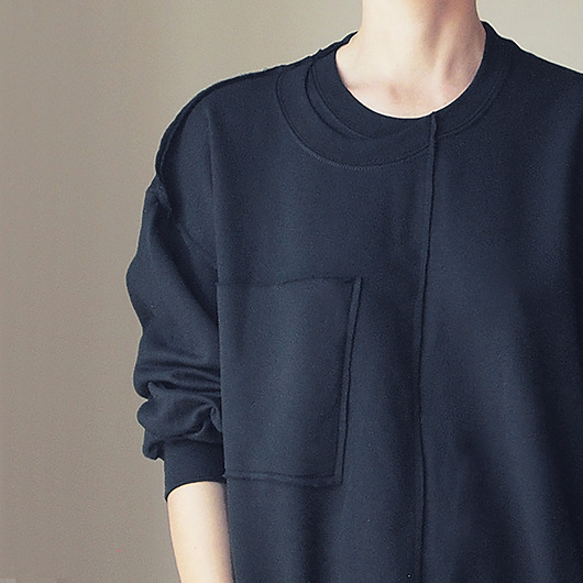 bluza bez kaptura damska Surowa Czarna Bluza 1 z 2 plus Kieszeń