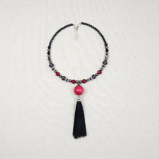 kolie Naszyjnik Choker z Czerwoną Kulą i Czarnym Chwostem - 7102