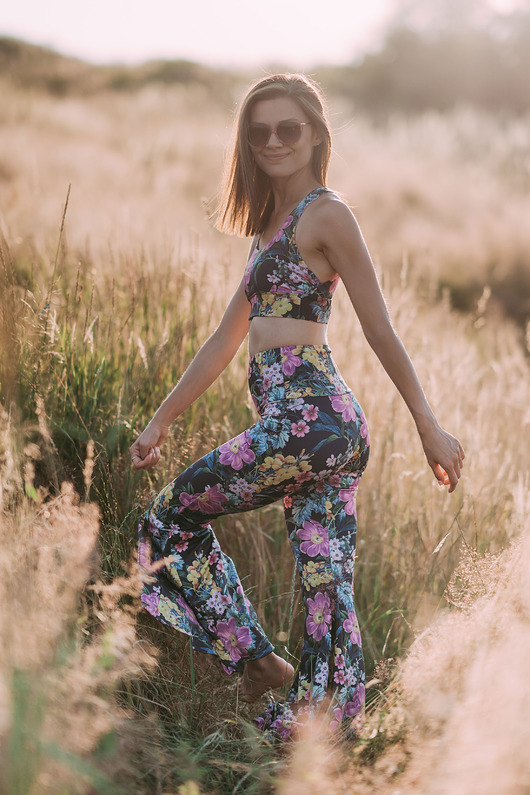 legginsy Legginsy dzwony Yogi Bells - Purple Peonies