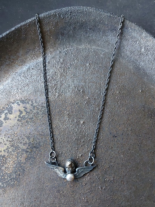 srebrne naszyjniki Srebrny wisiorek / Aniołek z perełką