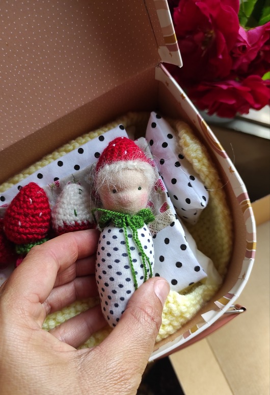 lalki Lalka waldorfska Truskawka w walizce mała laleczka szmaciana