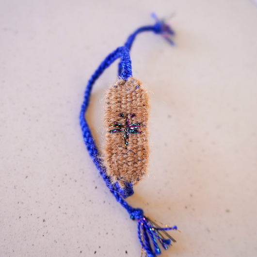 bransoletki - inne Bransoletka wiązana z nici z ręcznym haftem - ważka