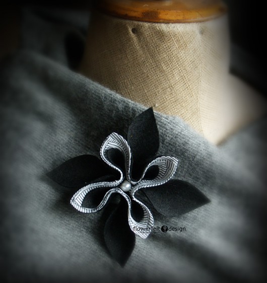 pasiasta z czarnym FlowerFelt Design