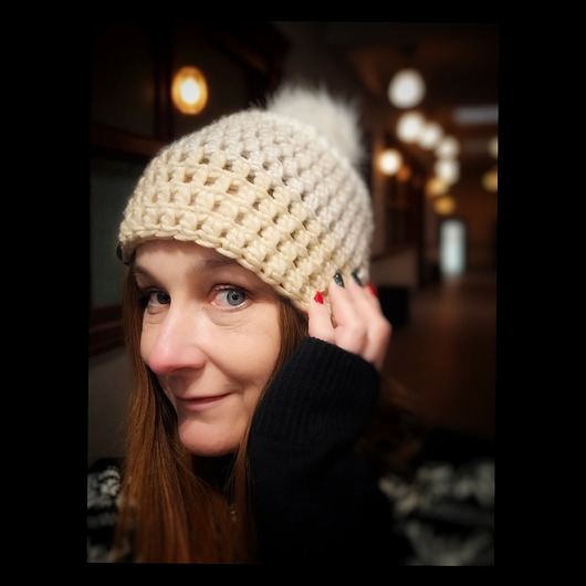 czapki damskie Ciepła czapka szydełkowa Beżowe Ombre z pomponem