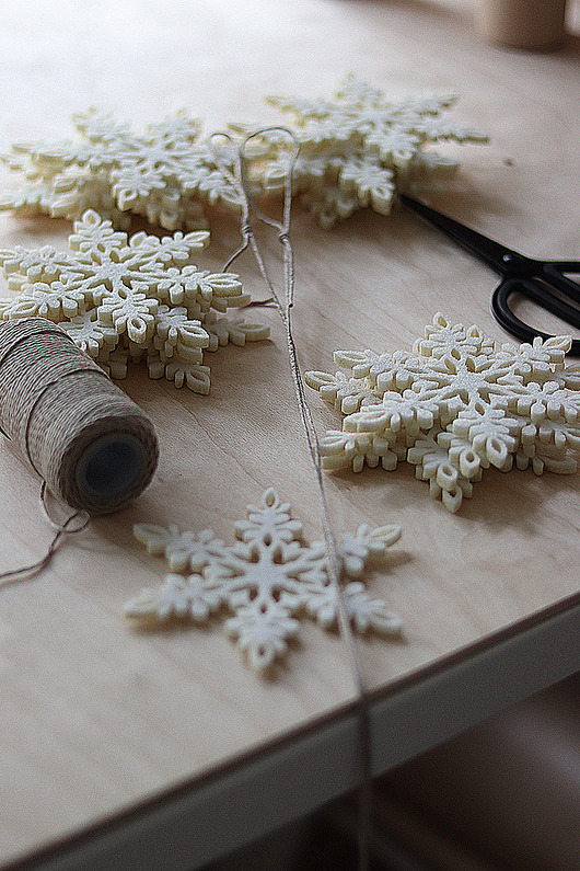 Girlanda z filcowymi śnieżynkami felt label