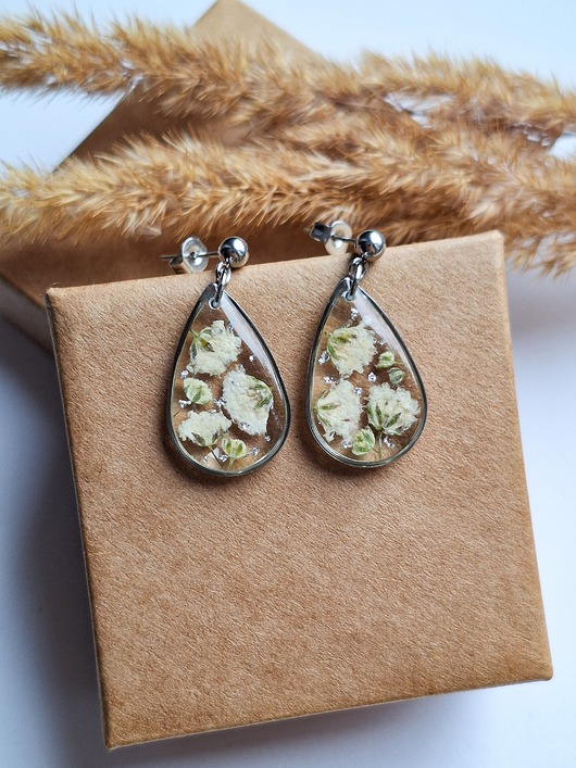 kolczyki z żywicy Kolczyki z żywicy łezka srebrne kwiaty białej gipsówki