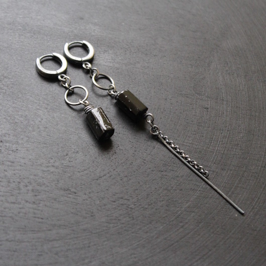 kolczyki z kamieniami Kolczyki asymetryczne z czarnym turmalinem