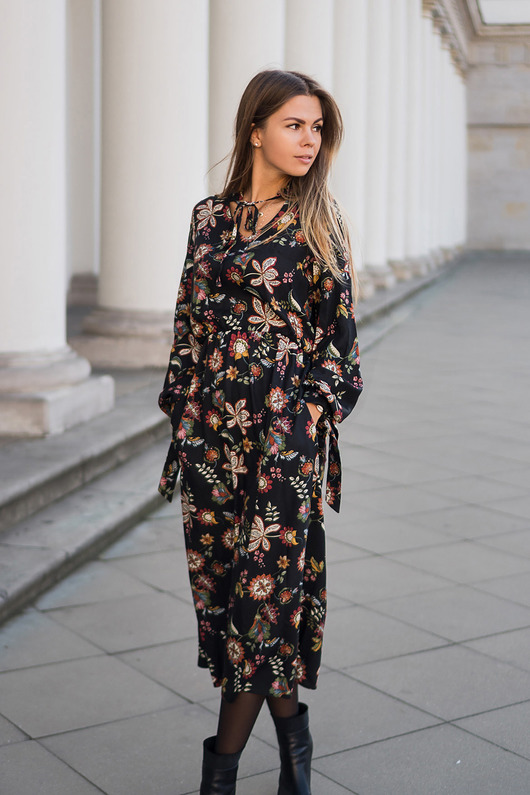 sukienki midi damskie Sukienka w kwiaty czarna