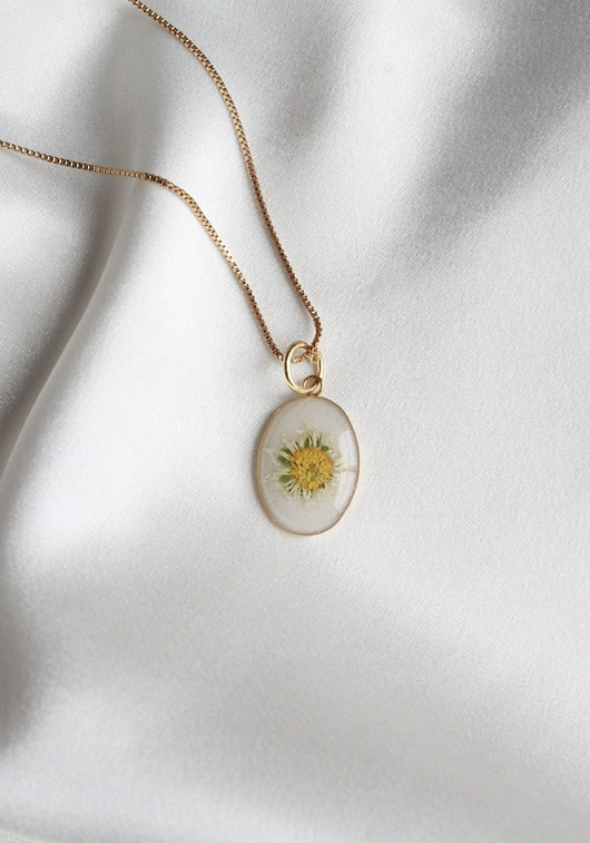 Wisiorek ze stokrotką I Flores Jewellery
