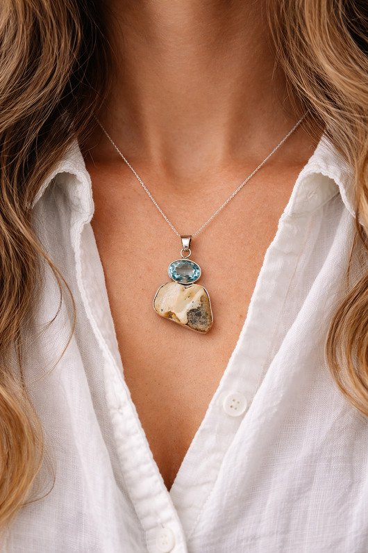 wisiory Elegancki naszyjnik z bursztynu batyckiego i niebieskiego topazu