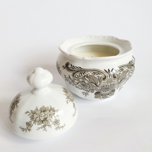 świeczniki i świece Świeca sojowa w zabytkowej cukiernicy