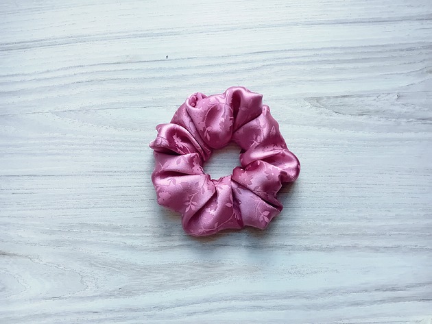gumki do włosów Jedwabna frotka scrunchie herbaciany róż
