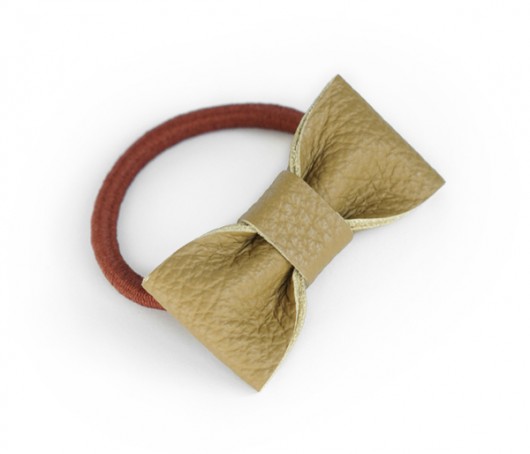 KHAKI gumka z kokardką silverlining