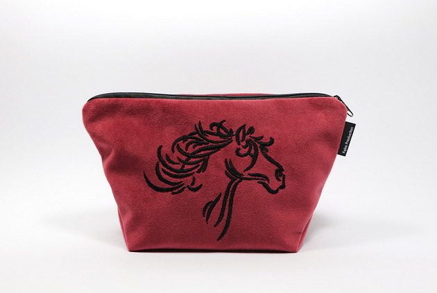 kosmetyczki Bordowa kosmetyczka z wyszytym czarnym koniem