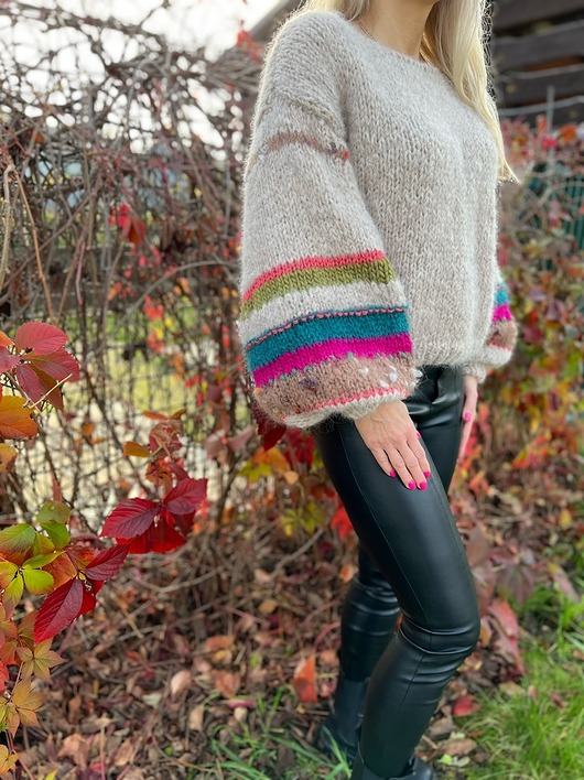 swetry damskie Beżowy sweter z bufiastymi rękawami naturalny