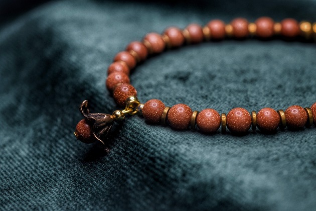 bransoletki - inne Bransoletka z naturalnych kamieni z kwiatkiem z brązu