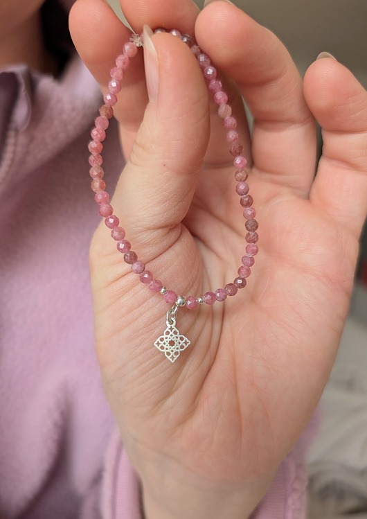 bransoletki z kamieni naturalnych Różowy rodonit na gumce - bransoletka z zawieszką