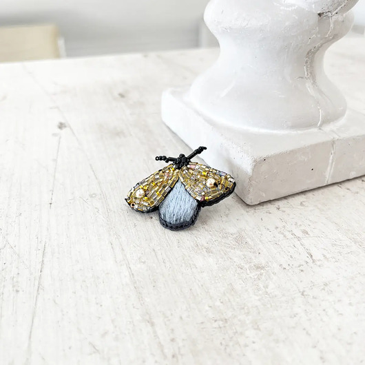 broszki Broszka BZYK 48 ręcznie haftowana przypinka owady koraliki dzień kobiet