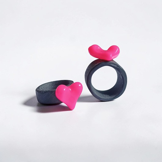 pierścionek z żywicy Pierścień z żywicy : wąski : HEART : neon pink & black