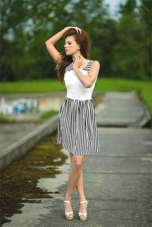SUKIENKA ROZKLOSZOWANA W PASKI roz 34 MC Fashion