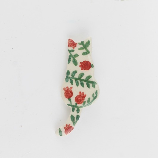 broszki Ceramiczna broszka kot w liście i granaty
