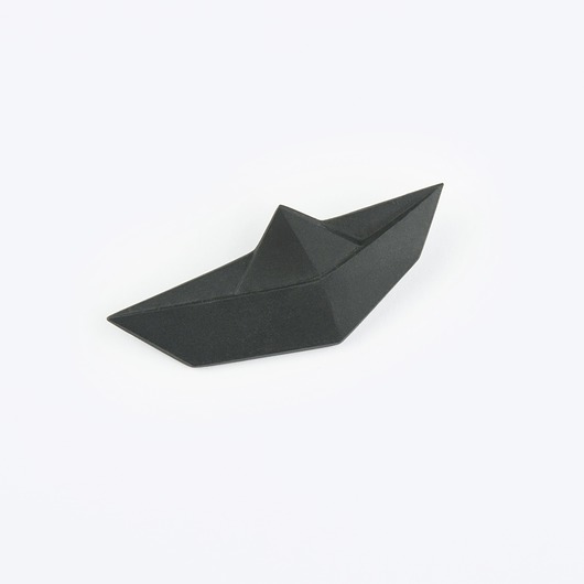 broszki Broszka Porcelanowa Origami Łódka Czarna