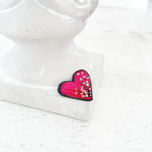 broszki Broszka mini SERCE 15 ręcznie haftowana przypinka miłość