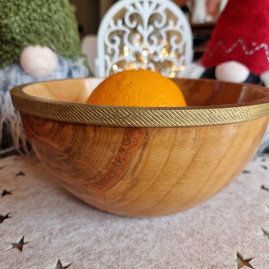 talerze, miski Drewniana miska z wiśni na owoce, średniej wielkości ze złotym brzegiem