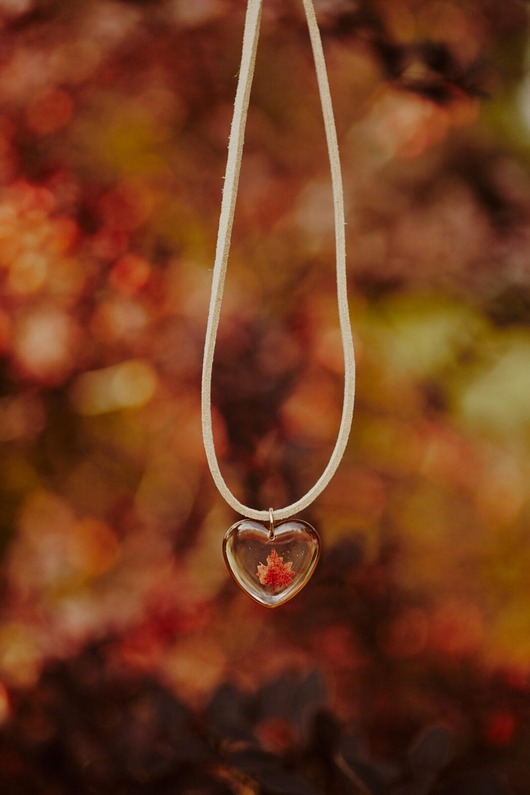 chokery Jesienny choker na skórzanym rzemieniu, naszyjnik z listkiem klonu