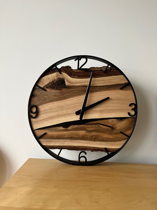 zegary Zegar z drewna orzecha z czarną żywicą