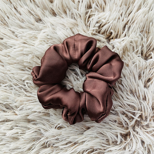 Satynowa gumka do włosów scrunchie czekoladowa Nandi