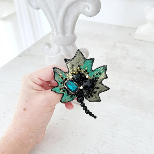 broszki Broszka LIŚCIE KLONU 13 ręcznie haftowana przypinka z koralikami