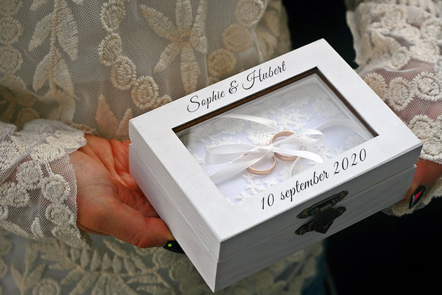 Piękne białe pudełko na obrączki ślubne AnemoneDream