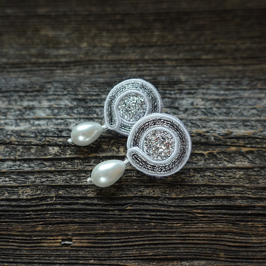 Biało złote kolczyki soutache Mró Soutache