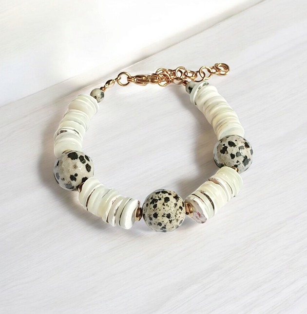 bransoletki z kamieni naturalnych UNIKATOWA bransoletka: muszla kremowa i jaspis dalmatyński