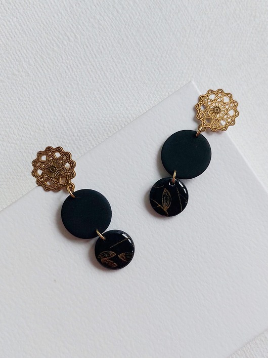 kolczyki z masy plastycznej Kolczyki wiszące Leaf Duo ze złotym motywem liści