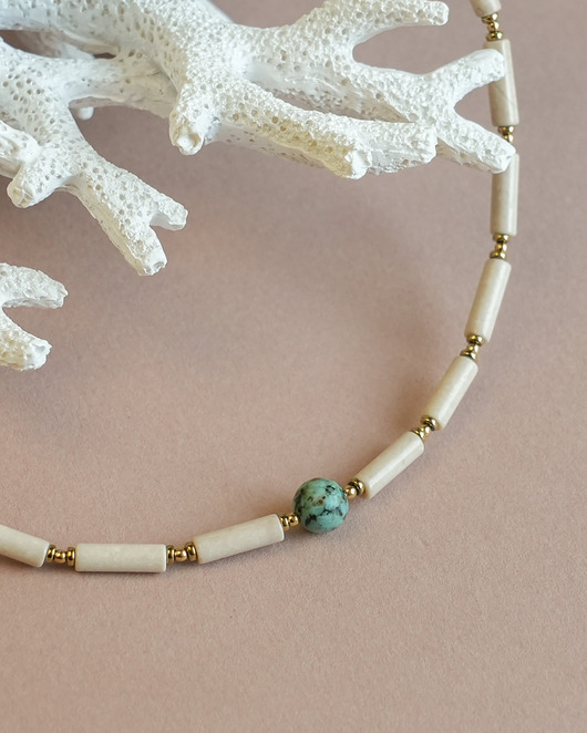chokery Beżowy naszyjnik choker z turkusem afrykańskim
