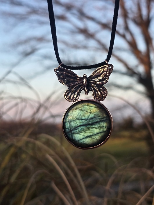 wisiory Naszyjnik z labradorytem i motylem