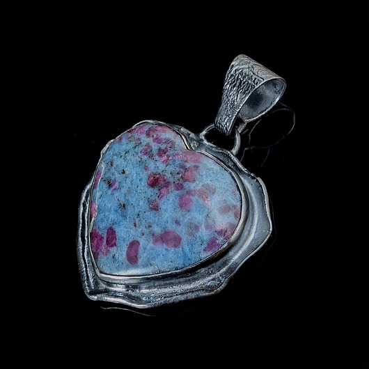 wisiory Różany rubin w kyanicie