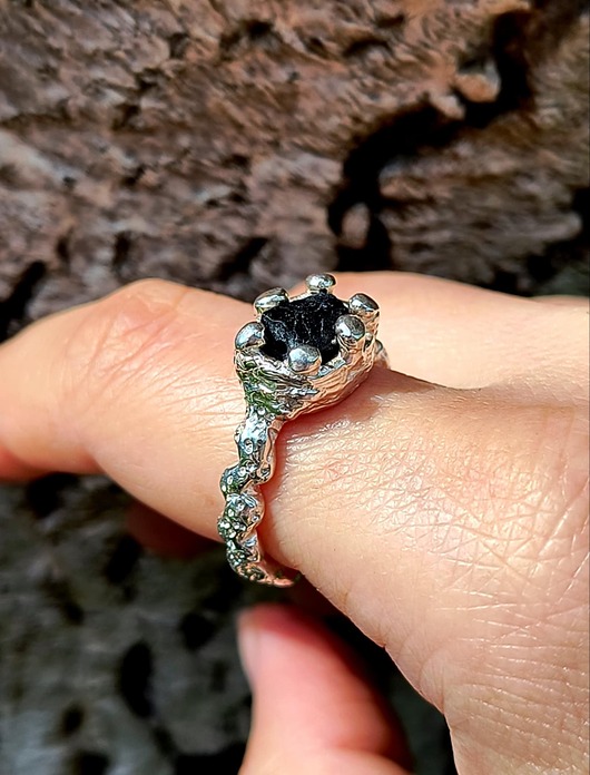 pierścionki srebrne Black Heart pierścionek ze srebra z surowym czarnym turmalinem