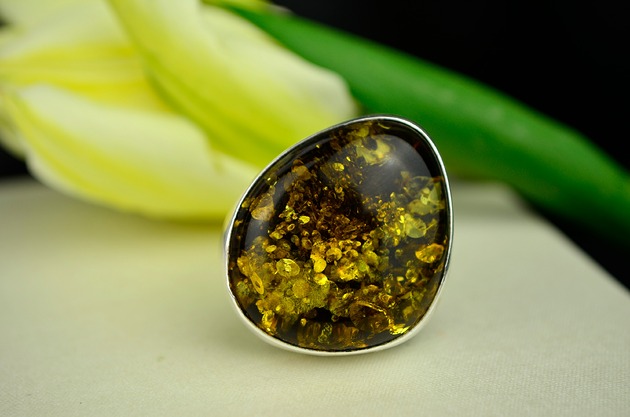 pierścionki srebrne Duży regulowany pierścionek z bursztynem