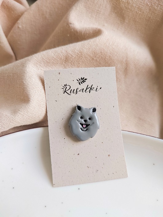 przypinki Pin przypinka z szarym pieskiem, Szpic Miniaturowy, szary Pomeranian