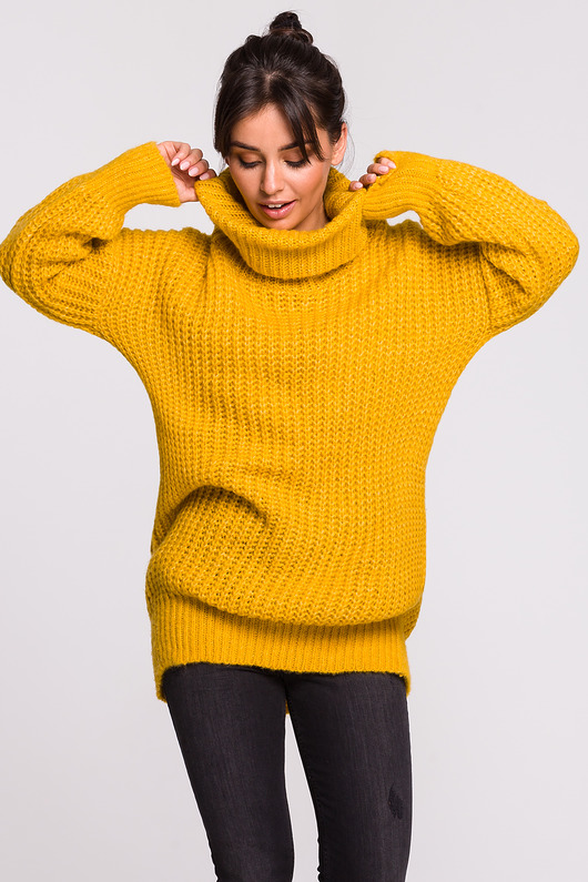 swetry damskie  Długi sweter z golfem - miodowy (BK-030)