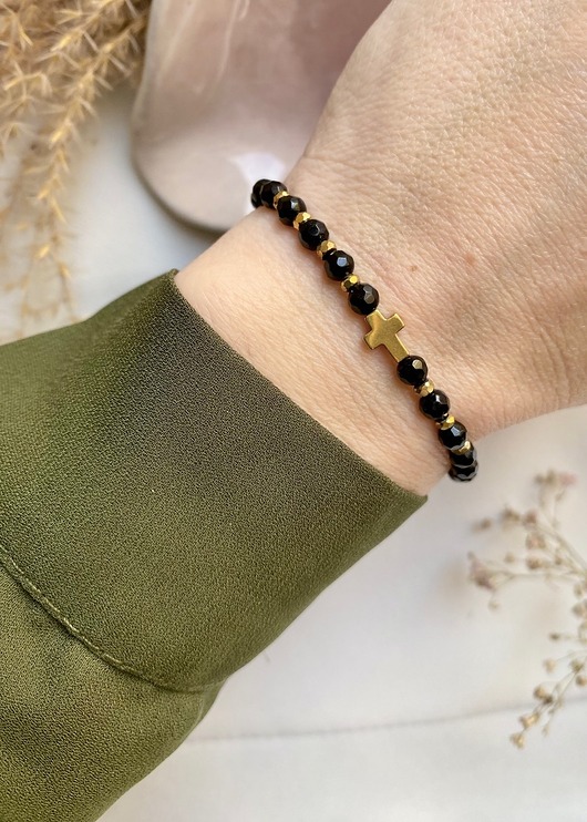 bransoletki z kamieni naturalnych Bransoletka z czarnym turmalinem i złotym krzyżykiem