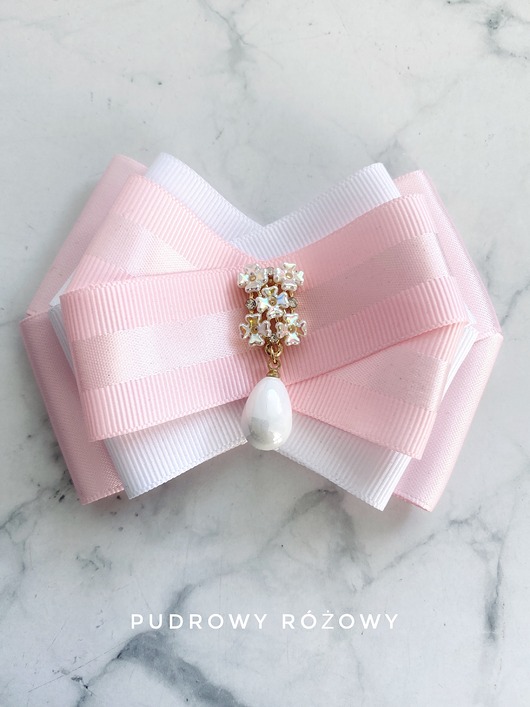 broszki Brosza z delikatną ozdobą z kwiatkami i z perłą