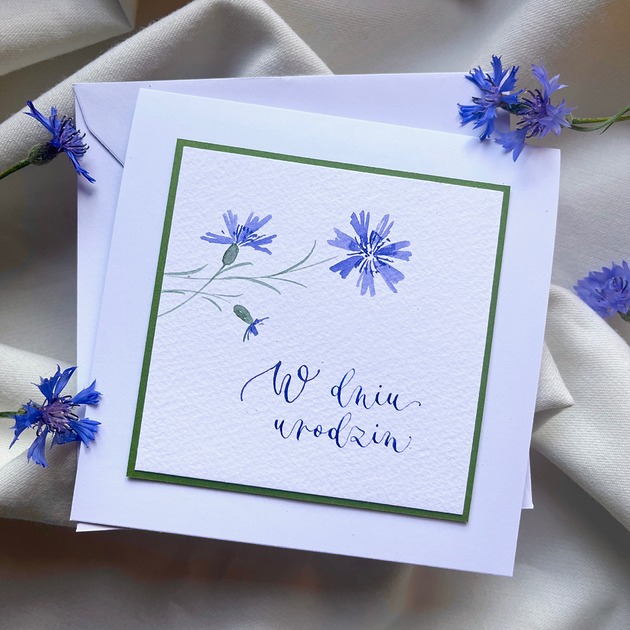 kartki scrapbooking Kartka urodzinowa ręcznie malowana i kaligrafowana z chabrami